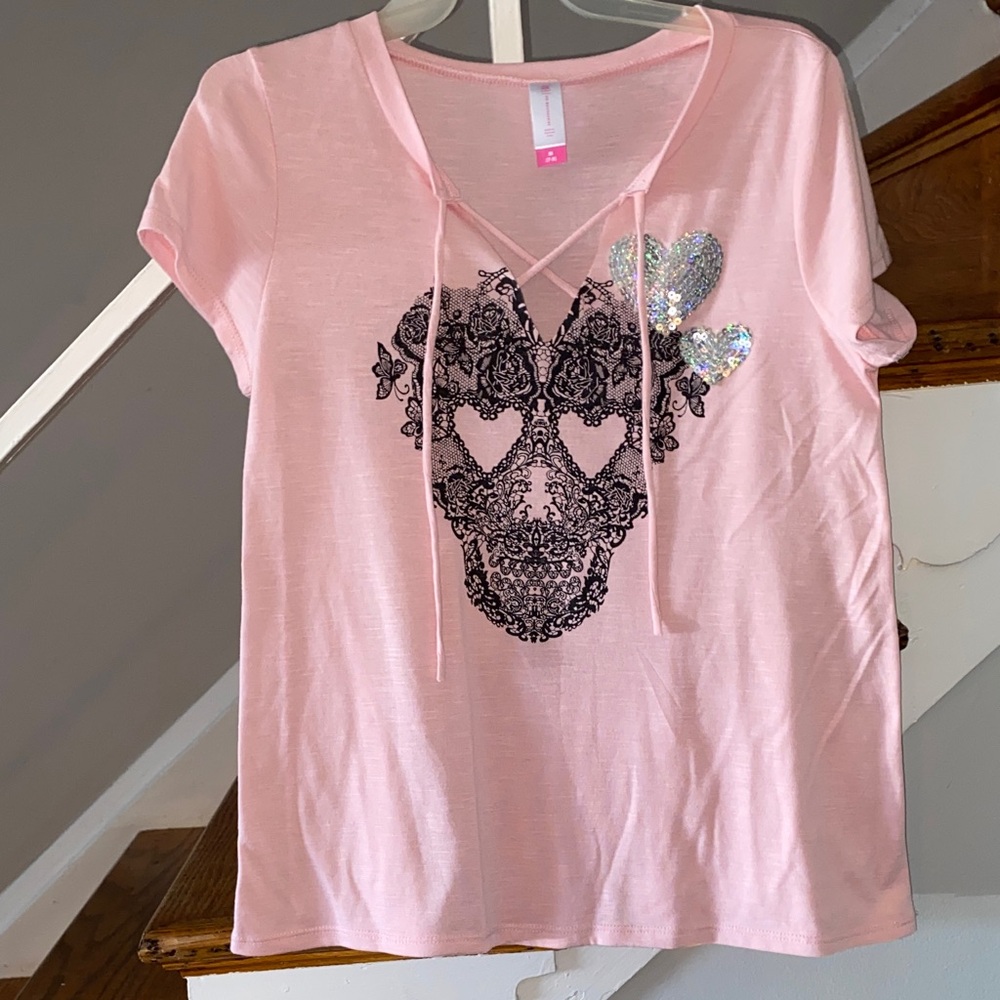 No Boundaries Skull & heart Graphic Pink T-shirt Size Medium